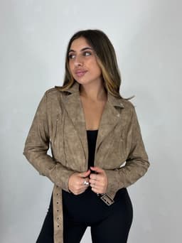 Campera cuerina con cinto - imagen