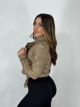 Campera cuerina con cinto - imagen