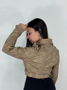 Campera cuerina con cinto - imagen