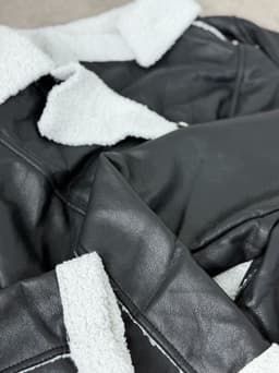 Campera Simil Cuero con Corderito Iris - imagen