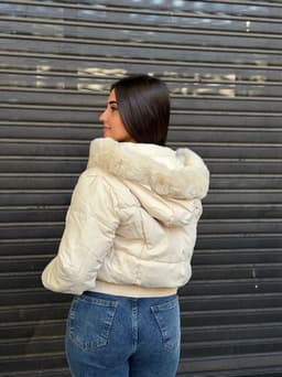 Campera Puffer Cropped con Capucha Irina - imagen