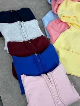 Campera con Capucha y Cierre Kaia - imagen