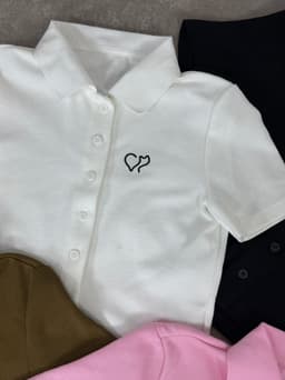 Top remera con botones - imagen