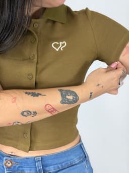 Top remera con botones - imagen