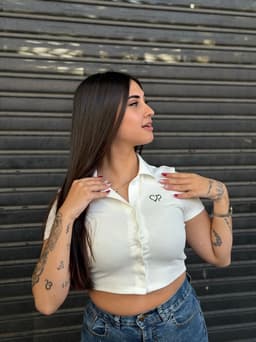 Top remera con botones - imagen