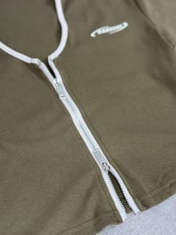 Top remera con cierre - imagen