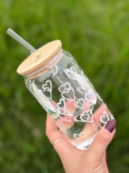 Vaso de vidrio con tapa y sorbo - imagen
