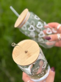 Vaso de vidrio con tapa y sorbo - imagen