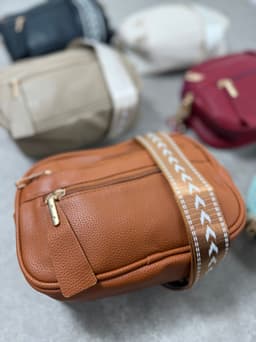 Cartera bandolera con correa - imagen