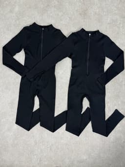 Catsuit Acanalado con Cierre Frontal Nora por mayor ($690 c/u mínimo 6 unidades) - imagen