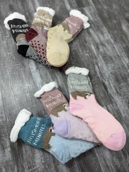 Medias antideslizantes con peluche x Mayor ( Pack de 12 unidades a $112.50 c/u) - imagen
