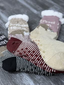 Medias antideslizantes con peluche x Mayor ( Pack de 12 unidades a $112.50 c/u) - imagen