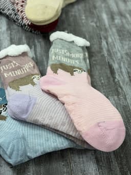 Medias antideslizantes con peluche x Mayor ( Pack de 12 unidades a $112.50 c/u) - imagen