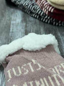 Medias antideslizantes con peluche x Mayor ( Pack de 12 unidades a $112.50 c/u) - imagen
