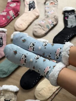 Medias antideslizantes con peluche x Mayor ( Pack de 12 unidades a $112.50 c/u) - imagen