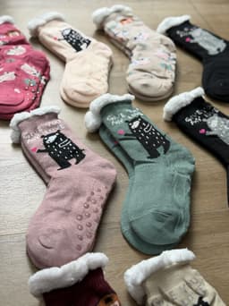 Medias antideslizantes con peluche x Mayor ( Pack de 12 unidades a $112.50 c/u) - imagen