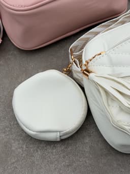 Cartera Bandolera con correa y monedero por mayor ( Pack de 12 a $ 195 c/u ) - imagen