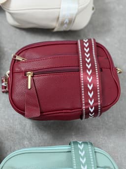 Cartera bandolera con correa por mayor ( Pack de 12 a $ 360 c/u ) - imagen