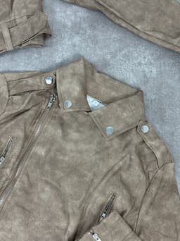 Campera cuerina con cinto por mayor ( Pack de 12 a $ 890 c/u ) - imagen