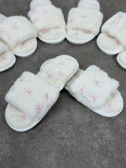 Pantuflas de peluche coquette por mayor ( Pack de 12 a $280 c/u ) - imagen