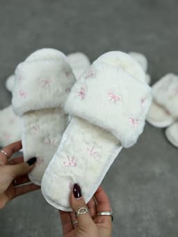 Pantuflas de peluche coquette por mayor ( Pack de 12 a $280 c/u ) - imagen