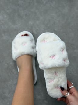 Pantuflas de peluche coquette por mayor ( Pack de 12 a $280 c/u ) - imagen