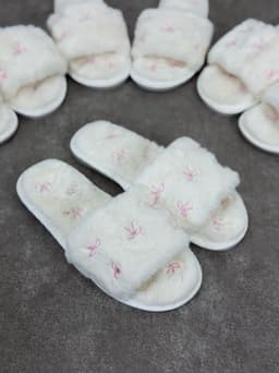 Pantuflas de peluche coquette por mayor ( Pack de 12 a $280 c/u )