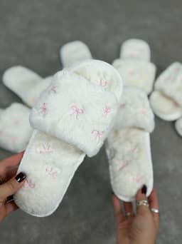 Pantuflas de peluche coquette por mayor ( Pack de 12 a $280 c/u ) - imagen