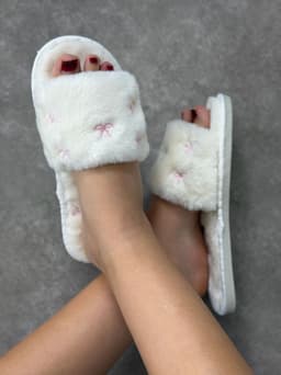 Pantuflas de peluche coquette por mayor ( Pack de 12 a $280 c/u ) - imagen