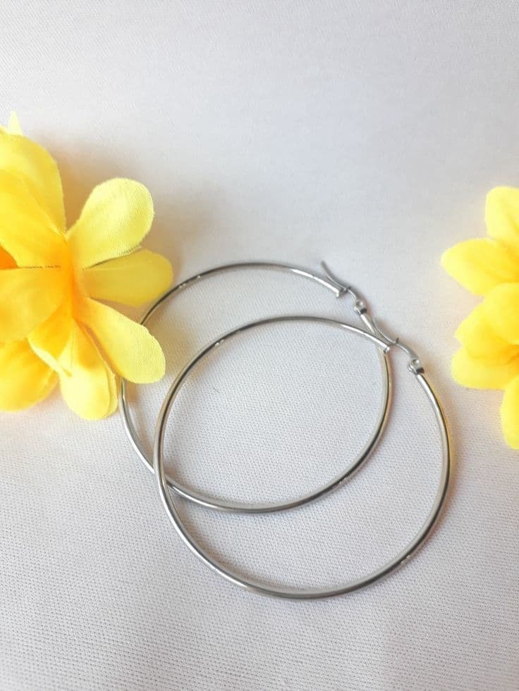 Aros Caravanas en tendencia color plateado grandes por MAYOR ($50 c/u pack de 12 unidades)