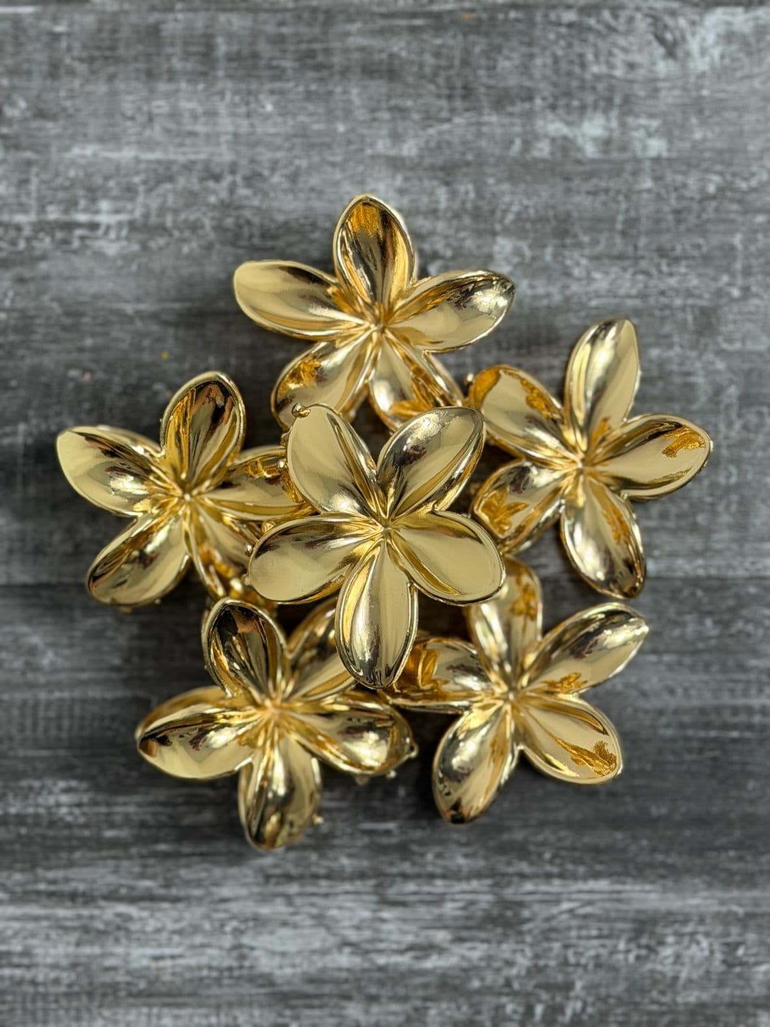 Pinza diseño de flor brillante por MAYOR ($50 c/u Pack de 12 unidades)